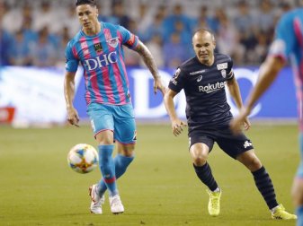 Spielte zuletzt in Japan: Andrés Iniesta (r). Foto: -/kyodo/dpa Spielte zuletzt in Japan: Andrés Iniesta (r). Foto: -/kyodo/dpa