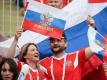In Russland könnte der Fußball im Juni wieder rollen: Russiche Fußballfans. Foto: Alexander Zemlianichenko/AP/dpa