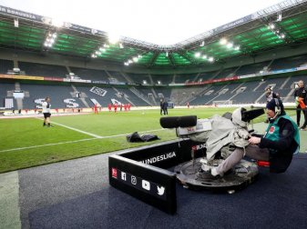 Fast die Hälfte der befragten Deutschen ist für eine Übertragung der Geisterspiele im frei empfangbaren Fernsehen. Foto: Roland Weihrauch/dpa Fast die Hälfte der befragten Deutschen ist für eine Übertragung der Geisterspiele im frei empfangbaren Fernsehen. Foto: Roland Weihrauch/dpa