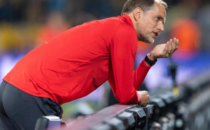 Steht zehn Spieltage vor Schluss mit Paris Saint-Germain in Frankreich an der Tabellenspitze: PSG-Coach Thomas Tuchel. Foto: Robert Michael/dpa-Zentralbild/dpa