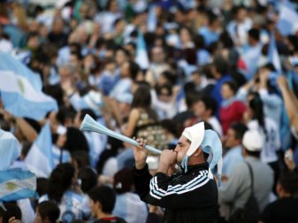 Die Fußball-Fans müssen zuhause bleiben: Die laufende Saison in Argentinien wurde abgebrochen. Foto: Leo La Valle/EFE/dpa Die Fußball-Fans müssen zuhause bleiben: Die laufende Saison in Argentinien wurde abgebrochen. Foto: Leo La Valle/EFE/dpa