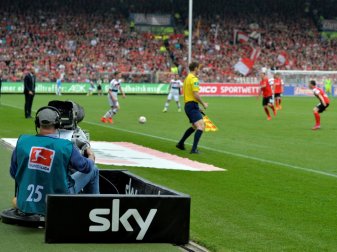 TV-Sender Sky ermöglicht Fans, Spiele zu verfolgen TV-Sender Sky ermöglicht Fans, Spiele zu verfolgen