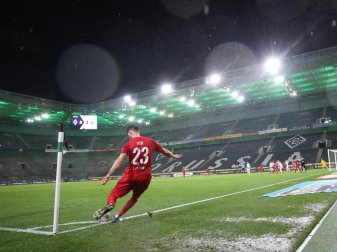 Die Fußball-Bundesliga möchte gerne im Mai den Spielbetrieb wieder aufnehmen. Foto: Roland Weihrauch/dpa