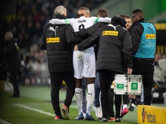 Borussia Mönchengladbach kann weiter nicht mit Denis Zakaria (M.) planen. Foto: Marcel Kusch/dpa Borussia Mönchengladbach kann weiter nicht mit Denis Zakaria (M.) planen. Foto: Marcel Kusch/dpa