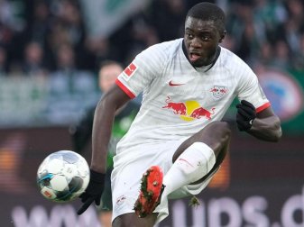 Abwehrspieler Dayot Upamecano könnte nun doch noch länger beim Fußball-Bundesligisten RB Leipzig spielen. Foto: Peter Steffen/dpa Abwehrspieler Dayot Upamecano könnte nun doch noch länger beim Fußball-Bundesligisten RB Leipzig spielen. Foto: Peter Steffen/dpa