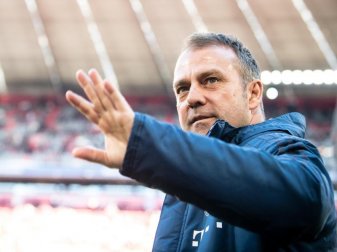 Hat sein neues Arbeitspapier unterschrieben: Bayern-Coach Hansi Flick. Foto: Matthias Balk/dpa