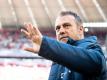 Hat sein neues Arbeitspapier unterschrieben: Bayern-Coach Hansi Flick. Foto: Matthias Balk/dpa