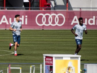 Training mit Abstand: Die Bayern-Profis Robert Lewandowski (l) und Alphonso Davies. Foto: Matthias Balk/dpa