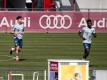 Training mit Abstand: Die Bayern-Profis Robert Lewandowski (l) und Alphonso Davies. Foto: Matthias Balk/dpa