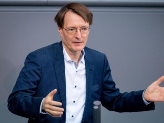 Sieht einen möglichen Wiederbeginn der Fußball-Bundesliga kritisch: SPD-Gesundheitsexperte Karl Lauterbach. Foto: Kay Nietfeld/dpa