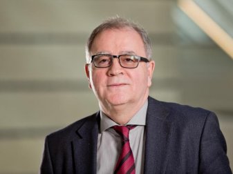 Fände einen Fußball-Neustart aus wissenschaftlicher Sicht nützlich: Sportmediziner Fritz Sörgel. Foto: Daniel Karmann/dpa Fände einen Fußball-Neustart aus wissenschaftlicher Sicht nützlich: Sportmediziner Fritz Sörgel. Foto: Daniel Karmann/dpa