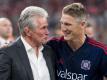 Lobt seinen ehemaligen Trainer Jupp Heynckes (l) als Persönlichkeit: Bastian Schweinsteiger. Foto: Sven Hoppe/dpa