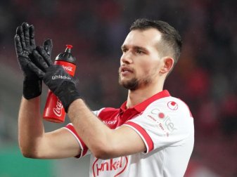 Kevin Stöger von Fortuna Düsseldorf soll das Interesse vom FC Schalke 04 geweckt haben. Foto: Thomas Frey/dpa Kevin Stöger von Fortuna Düsseldorf soll das Interesse vom FC Schalke 04 geweckt haben. Foto: Thomas Frey/dpa