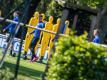 Krzysztof Piatek (M) betritt mit anderen Hertha-Profis den Übungsplatz. Die Berliner müssen sich auf Kontrollen einstellen. Foto: Andreas Gora/dpa