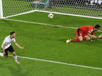 Jonas Hector bezwingt Gianluigi Buffon bei der EM 2016 Jonas Hector bezwingt Gianluigi Buffon bei der EM 2016