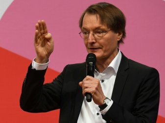 Lauterbach kritisiert Bundesliga-Öffnung scharf Lauterbach kritisiert Bundesliga-Öffnung scharf