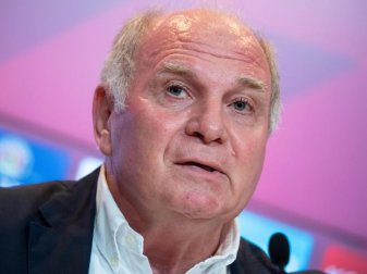 Uli Hoeneß hat die Entscheidung für eine Saison-Fortsetzung der Fußball-Bundesliga begrüßt. Foto: Sven Hoppe/dpa Uli Hoeneß hat die Entscheidung für eine Saison-Fortsetzung der Fußball-Bundesliga begrüßt. Foto: Sven Hoppe/dpa