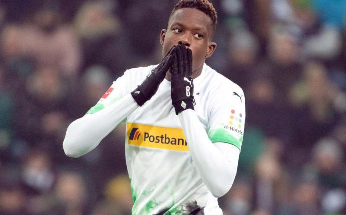 Musste sich einem arthroskopischen Eingriff am Knie unterziehen: Der Gladbacher Denis Zakaria. Foto: Federico Gambarini/dpa