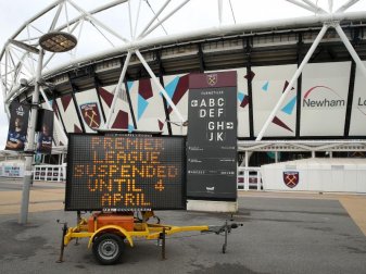 Noch ruht der Ball: Eine Anzeige informiert vor dem dem Heimatstadion von West Ham United über das Aussetzen der Spiele. Foto: Steven Paston/PA Wire/dpa