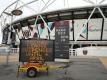 Noch ruht der Ball: Eine Anzeige informiert vor dem dem Heimatstadion von West Ham United über das Aussetzen der Spiele. Foto: Steven Paston/PA Wire/dpa