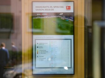 Ein Monitor steht im Eingangsbereich der Zentrale der Deutschen Fußball Liga (DFL). Foto: Arne Dedert/dpa
