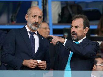 Torres (r.) will den Zuschauern die Dauerkarten bezahlen Torres (r.) will den Zuschauern die Dauerkarten bezahlen