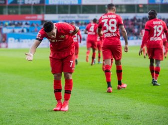 Jubel mit Abstand geht: Leverkusens Paulinho (l) verneigt sich nach einem Tor 0 vor den Fans. Foto: Rolf Vennenbernd/dpa Jubel mit Abstand geht: Leverkusens Paulinho (l) verneigt sich nach einem Tor 0 vor den Fans. Foto: Rolf Vennenbernd/dpa