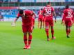 Jubel mit Abstand geht: Leverkusens Paulinho (l) verneigt sich nach einem Tor 0 vor den Fans. Foto: Rolf Vennenbernd/dpa