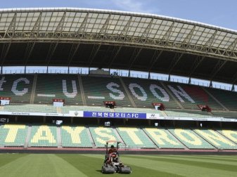 Zum Schutz vor Infektionen sollen in Südkorea zumindest die ersten Runden der K-League ohne Fans im Stadion stattfinden. Foto: Kim Orel/Newsis/AP/dpa Zum Schutz vor Infektionen sollen in Südkorea zumindest die ersten Runden der K-League ohne Fans im Stadion stattfinden. Foto: Kim Orel/Newsis/AP/dpa