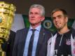 Bayern Trainer Jupp Heynckes (r) posiert 2013 mit Team-Kapitän Philipp Lahm und DFB-Pokal. Foto: picture alliance / dpa