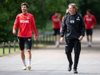 Haben mit dem 1. Köln das Quarantäne-Trainingslager bezogen: Kapitän Jonas Hector (l) und Trainer Markus Gisdol. Foto: Marius Becker/dpa Haben mit dem 1. Köln das Quarantäne-Trainingslager bezogen: Kapitän Jonas Hector (l) und Trainer Markus Gisdol. Foto: Marius Becker/dpa
