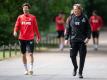 Haben mit dem 1. Köln das Quarantäne-Trainingslager bezogen: Kapitän Jonas Hector (l) und Trainer Markus Gisdol. Foto: Marius Becker/dpa