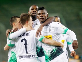 Vorerst wohl ein Bild aus der Vergangenheit: Enger Jubel nach einem Tor. Foto: Roland Weihrauch/dpa