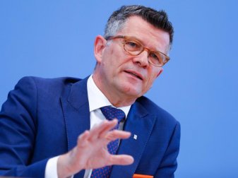 Wirft dem Fußball beim Neustart-Konzept Scheinheiligkeit vor: Peter Dabrock. Foto: Axel Schmidt/Reuters-Pool/dpa Wirft dem Fußball beim Neustart-Konzept Scheinheiligkeit vor: Peter Dabrock. Foto: Axel Schmidt/Reuters-Pool/dpa