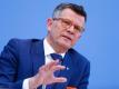 Wirft dem Fußball beim Neustart-Konzept Scheinheiligkeit vor: Peter Dabrock. Foto: Axel Schmidt/Reuters-Pool/dpa