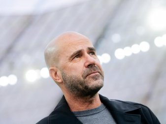 «Riecht wieder nach Fußball»: Bayer Leverkusens Trainer Peter Bosz freut sich auf den Neustart der Bundesliga. Foto: Rolf Vennenbernd/dpa «Riecht wieder nach Fußball»: Bayer Leverkusens Trainer Peter Bosz freut sich auf den Neustart der Bundesliga. Foto: Rolf Vennenbernd/dpa