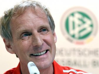 Der Sportpsychologe Hans-Dieter Hermann arbeitet seit vielen Jahren beim DFB mit dem Nationalteam von Bundestrainer Joachim Löw. Foto: Andreas Gebert/dpa Der Sportpsychologe Hans-Dieter Hermann arbeitet seit vielen Jahren beim DFB mit dem Nationalteam von Bundestrainer Joachim Löw. Foto: Andreas Gebert/dpa