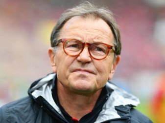 Für Ewald Lienen ist die der Fußball in seiner Gesamtheit wichtig, nicht schmückende Pokale. Foto: Uwe Anspach/dpa