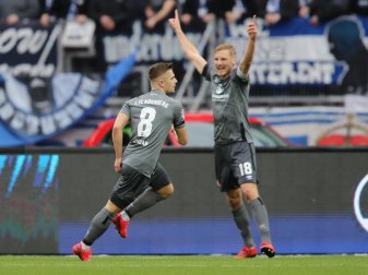Nürnbergs Hanno Behrens (r) hält nicht vom Jubel-Verbot. Foto: Daniel Karmann/dpa Nürnbergs Hanno Behrens (r) hält nicht vom Jubel-Verbot. Foto: Daniel Karmann/dpa