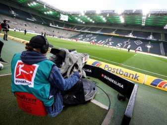 Am Wochenende startet die Bundesliga wieder mit Geisterspielen. Foto: Roland Weihrauch/dpa
