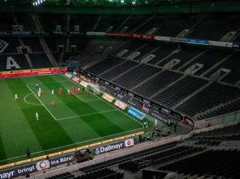 Die Clubs der Bundesliga und 2. Liga verlieren durch die Geisterspiele laut eines «Kicker»-Berichts mehr als 91 Millionen Euro. Foto: Fabian Strauch/dpa