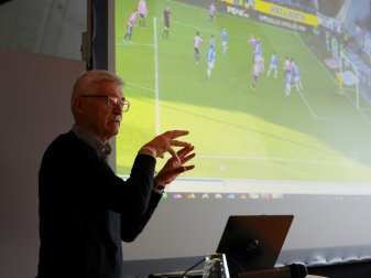 Lutz Michael Fröhlich erklärt Testverfahren für Schiris