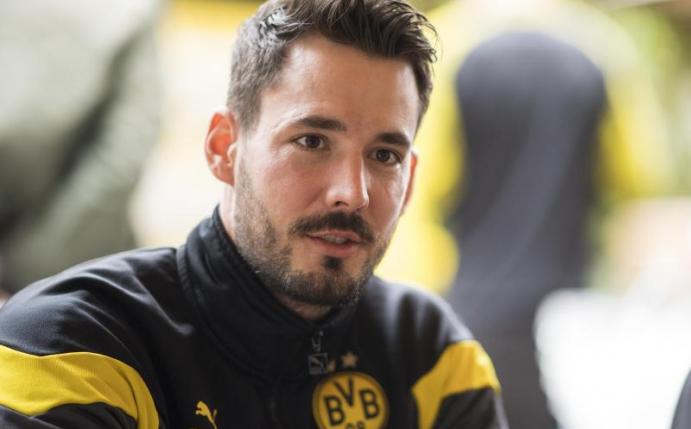 Sieht das Image des Fußballs angekratzt: Dortmunds Torwart Roman Bürki. Foto: David Inderlied/dpa