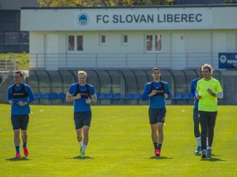 Fußballspieler des FC Slovan Liberec nehmen am ersten Training im Rahmen der Lockerungen von Corona-Maßnahmen teil. Foto: Radek Petráek/CTK/dpa