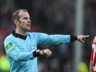 Bundesliga-Schiedsrichter Marco Fritz würde Verstöße der Hygiene-Regeln auf dem Platz nicht mit einer Gelben Karte bestrafen. Foto: Patrick Seeger/dpa Bundesliga-Schiedsrichter Marco Fritz würde Verstöße der Hygiene-Regeln auf dem Platz nicht mit einer Gelben Karte bestrafen. Foto: Patrick Seeger/dpa