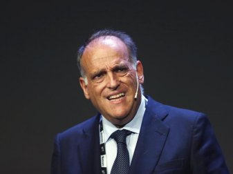 Die Clubs der Primera División werden nach Meinung von Liga-Chef Javier Tebas die Spielergehälter kürzen müssen. Foto: Paul White/AP/dpa