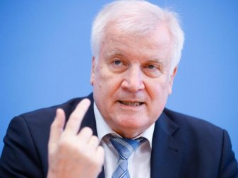Bundesinnenminister Horst Seehofer hat die Clubs zum strikten Einhalten der Hygieneregeln aufgefordert. Foto: Hannibal Hanschke/Pool/Reuters/dpa