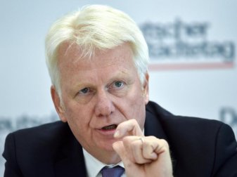 Ullrich Sierau (SPD) ist der Oberbürgermeister der Stadt Dortmund. Foto: Caroline Seidel/dpa Ullrich Sierau (SPD) ist der Oberbürgermeister der Stadt Dortmund. Foto: Caroline Seidel/dpa