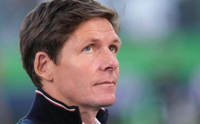 Gibt sich trotz aller Widrigkeiten gelassen: Wolfsburg-Coach Oliver Glasner. Foto: Peter Steffen/dpa
