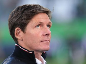 Gibt sich trotz aller Widrigkeiten gelassen: Wolfsburg-Coach Oliver Glasner. Foto: Peter Steffen/dpa Gibt sich trotz aller Widrigkeiten gelassen: Wolfsburg-Coach Oliver Glasner. Foto: Peter Steffen/dpa